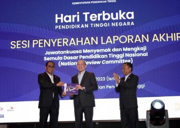 FADILLAH Yusof menerima buku Laporan Akhir Jawatankuasa Menyemak dan Mengkaji Semula Dasar Pendidikan Tinggi Nasional daripada Mohamed Khaled Nordin pada majlis perasmian penutup Hari Terbuka Pendidikan Tinggi Negara di Kementerian Pendidikan Tinggi, Putrajaya. Hadir sama Timbalan Menteri Pendidikan Tinggi, Datuk Mohd Yusof Apdal (kanan). – UTUSAN/FAISOL MUSTAFA