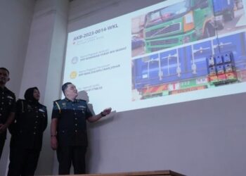 ARIFFIN Samsuddin (kanan) menunjukkan lori yang disita pihaknya dipercayai menyeleweng diesel bersubsidi dalam serbuan di stor haram di Pantai Dalam, Kuala Lumpur.