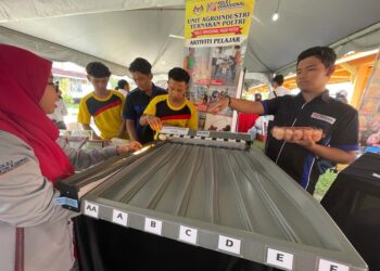 PELAJAR KV Pertanian Rembau, Negeri Sembilan menunjukkan kaedah menggred telur itik di tapak Agrotek Madani KVKPM 2023 di KVPP, Pasir Puteh, Kelantan, hari ini. UTUSAN/TOREK SULONG