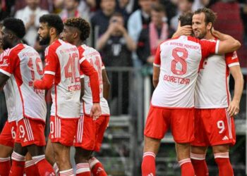 HARRY Kane (kanan) kini gembira dengan kehidupan di Bayern Munich.  - AFP
