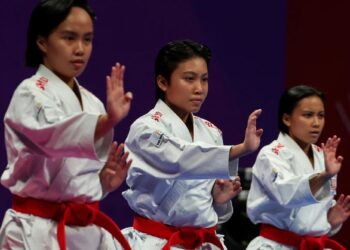 TRIO Lovelly Anne Robberth, Naccy Nelly Evvaferra Rojin dan Niathalia Sherawinnie Yampil menghadiahkan pingat perak buat Malaysia dalam acara kata berpasukan wanita pada Sukan Asia 2022 di Hangzhou. - BERNAMA