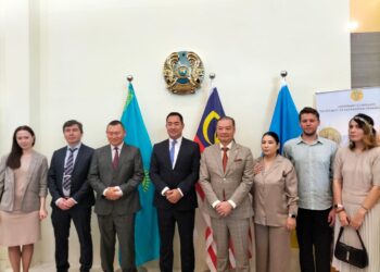 LOUIS Ng Chun Hau (empat dari kanan) bersama Bulat Sugurbayev (tengah)  selepas majlis perasmian Pejabat Konsulat Kehormat Kazakhstan di Pulau Pinang, semalam.