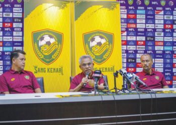 MOHD. Daud Bakar (tengah) memberi penjelasan mengenai situasi terkini Kedah dalam sidang akhbar di Stadium Darul Aman, Alor Setar semalam. – mingguan/SHAHIR NOORDIN