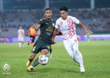 PEMAIN Kuala Lumpur City, Zhafri Yahya cuba melepasi kawalan pertahanan Kedah dalam aksi Liga Super di Stadium Bola Sepak Kuala Lumpur kelmarin. – IHSAN KDA FC