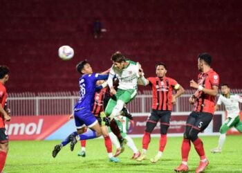 PEMAIN Kelantan United (jersi putih, hijau) menguasai permainan ketika menentang musuh setempat, Kelantan FC pada suku akhir kedua Piala Cabaran di Stadium Sultan Muhammad IV, Kota Bharu kelmarin. –IHSAN KELANTAN UNITED