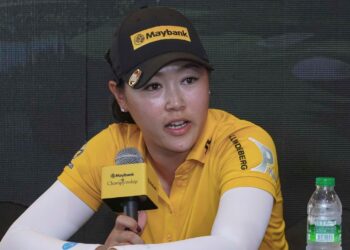 KELLY Tan menjawab pertanyaan media dalam sidang akhbar golf LPGA Maybank di KLGCC, Bukit Kiara semalam. - UTUSAN/AMIR KHALID