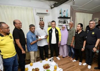 KHALID Ali ketika (empat kiri) menerima kunjungan Presiden Persatuan Bolasepak Malaysia, Datuk Hamidin Mohd. Amin (lima, kiri),  Pengerusi Yayasan Kebajikan Atlet Kebangsaan, Datuk Noorul Ariffin Abdul Majeed (tiga, kiri) di kediamannya baru-baru ini. – IHSAN YAKeB
