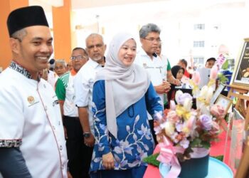 FADHLINA Sidek (tengah) semasa melawat gerai pameran yang terdapat di program Karnival Agrotek Madani di Kolej Vokasional Pasir Putih, Kelantan, hari ini. - UTUSAN/KAMARUL BISMI KAMARUZAMAN