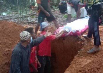 PISIE Amud selamat dikebumikan secara Islam di Tanah Perkuburan Rancangan Pengumpulan Semula (RPS) Pos Pasik, Gua Musang, Kelantan, hari ini. - UTUSAN/IHSAN PENDUDUK