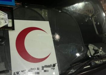KEADAAN lori yang dilastik dan dibaling batu dalam kejadian Kilometer 46 Jalan Kota Bharu-Kuala Krai berhampiran Kampung Kemuning, Machang, Kelantan, pagi tadi. - IHSAN POLIS