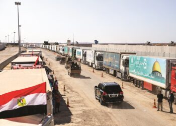 Deretan treler yang membawa muatan bantuan kemanusiaan untuk penduduk Gaza menunggu 
di sempadan di Rafah di utara Semenanjung Sinai. – AFP