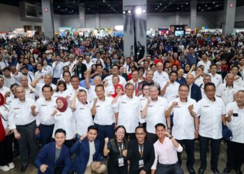 TIMBALAN Perdana Menteri, Datuk Seri Fadillah Yusof dan Premier Sarawak, Tan Sri Abang Johari Tun Openg bergambar bersama anak-anak Sarawak pada perasmian Lan Berambeh Anak Sarawak 2023 di MITEC. -UTUSAN/ SADDAM YUSOF