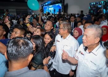 Rakyat Sarawak di Lembah Klang mengambil peluang swafoto bersama Fadillah Yusof dan Abang Johari Tun Openg  pada perasmian Lan  Berambeh Anak Sarawak 2023 di MITEC, hari ini. -UTUSAN/Saddam Yusoff