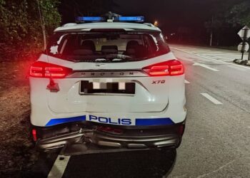 KEADAAN kenderaan polis yang dilanggar penunggang motosikal di persimpangan lampu isyarat di Kilometer 4, Jalan Raya Timur-Barat (JRTB) Gerik Jeli, Gerik. - UTUSAN