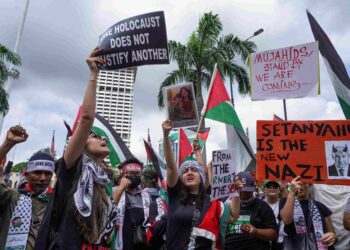 PESERTA perhimpunan meluahkan perasaan semasa himpunan Freedom For Palestine di Dataran Merdeka, Kuala Lumpur semalam. – UTUSAN/AMIR KHALID