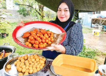 MANISHA Juhari menunjukkan kuih cek mek yang siap digoreng untuk pelanggan yang datang ke gerainya 
di Padang Rokma, Tumpat, Kelantan. – UTUSAN/ ROSLIZA MOHAMED
