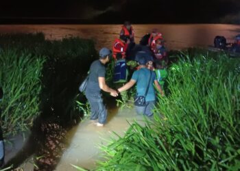 MAYAT Muhammad Faiz Azam ditemukan orang awam terdampar di ban pasir dekat pulau di Kampung Buaya, Kuala Kangsar petang tadi. - UTUSAN/IHSAN JBPM