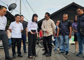 LIM Hui Ying ketika mengadakan lawatan ke jeti Chew di George Town, Pulau Pinang, hari ini.