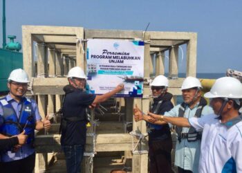 MUHAMMAD Faiz Fadzil (dua dari kiri) melakukan gimik perasmian pada Program Melabuhkan Unjam di perairan Kuala Terengganu, hari ini. - UTUSAN/TENGKU DANISH BAHRI TENGKU YUSOFF