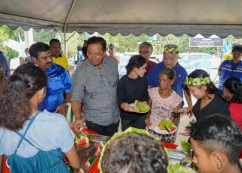 ABDUL RAHMAN Mohamad (tiga kiri) menyantuni masyarakat orang asli pada program ramah mesra dan santuni saudaraku di Kampung Orang Asli Hulu Semeii, Pelangai di Bentong, Pahang. - FOTO/FARIZ RUSADIO