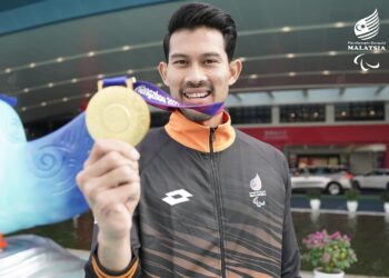 ABDUL Latif Romly menunjukkan pingat emas yang dimenangi dalam lompat jauh T20 pada Sukan Para Asia di Hangzhou. - MAJLIS PARALIMPIK MALAYSIA