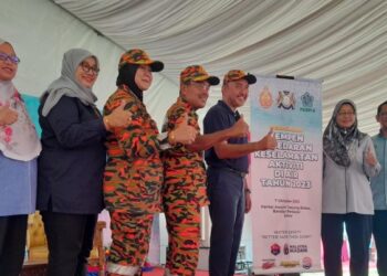 MOHD. JAFNI Md. Shukor (tiga dari kanan) ketika hadir Majlis Pelancaran Kempen Kesedaran Keselamatan Aktiviti di Air Peringkat Negeri Johor di Pantai Awam Tanjung Balau, Kota Tinggi, Johor, hari ini.