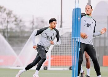 Cody Gakpo (kiri) menjalani latihan bersama rakan-rakan sepasukan semalam, namun belum pasti diturunkan 
untuk bertemu Everton hari ini. 
– LIVERPOOL FC