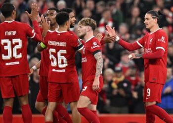 DARWIN Nunez (kanan) diraikan rakan-rakan sepasukan selepas meledak gol ketiga Liverpool ketika mengalahkan Toulouse dalam saingan Liga Europa di Anfield, Liverpool semalam. - AFP