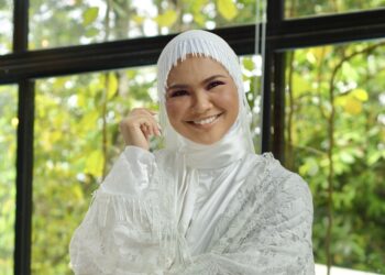 SELANGOR, 24 OKTOBER 2023 - Sesi fotografi bersama penyanyi, Aina Abdul ketika ditemui pada Majlis Pra-Dengar & Sidang Media Album "IMAGI" yang diadakan di Lereng Tanah, Hulu Langat. UTUSAN/SYAKIR RADIN