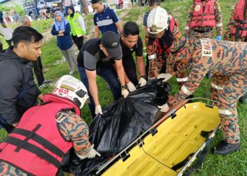 MAYAT seorang wanita warga emas yang dijumpai terapung di Sungai Kinta berhampiran Taman Desa  Aman, Ipoh. - UTUSAN/IHSAN JBPM