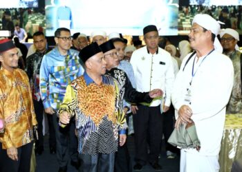 SAARANI Mohamad (tengah) menyantuni peserta Muzakarah Sultan Nazrin Muizzuddin Shah di Ipoh hari ini. - UTUSAN/MUHAMAD NAZREEN SYAH MUSTHAFA