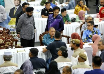 SAARANI Mohamad (tengah) pada program Hari Bertemu Pelanggan di Stadium Indera Mulia, Ipoh hari ini. - UTUSAN/MUHAMAD NAZREEN SYAH MUSTHAFA