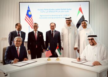 PERDANA Menteri, Datuk Seri Anwar Ibrahim (tengah) menyaksikan pemeteraian MoU pelaburan bernilai AS$8 bilion oleh Masdar, syarikat dari UAE untuk projek tenaga boleh diperbaharui di Malaysia.