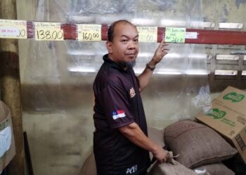 SAHARUDIN Mohd. Nor menunjukkan harga cili kering import yang kini naik mendadak sehingga meresahkan pengusaha restoran. – UTUSAN/AMRAN MULUP