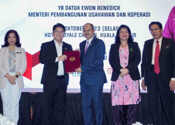 Menteri Pembangunan Usahawan dan Koperasi, Datuk Ewon Benedick (dua kiri) menyerahkan sijil Pelantikan Anggota Majlis Perundingan Koperasi Kebangsaan (MPKK) Tahun 2023 kepada wakil Exco Kerajaan Negeri pada Mesyuarat MPKK di Hotel Royale Chulan di sini, hari ini. 
Turut sama, Timbalan Menteri Pembangunan Usahawan dan Koperasi (KUSKOP), Senator Saraswathy Kandasami (dua kanan). - UTUSAN/FARIZ RUSADIO