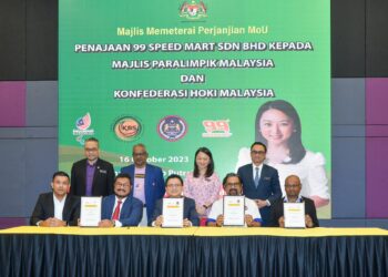 MENTERI Belia dan Sukan, Hannah Yeoh (berdiri dua dari kanan) menyaksikan Majlis Memetrai Memorandum Persefahaman (MoU) Penajaan 99 Speed Mart kepada MPM dan Konfederasi Hoki Malaysia (MHC).-IHSAN KBS