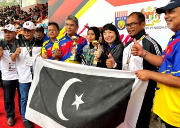 IZZATUL Musfirah Ahmad Kamal Azira (empat, kanan) menerima trofi Olahragawati Kejohanan Olahraga MSSM Ke-63 daripada Timbalan Menteri Pendidikan, Lim Hui Ying (tiga, kanan) di Stadium Tuanku Abdul Rahman, Paroi kelmarin. – UTUSAN/ZAKKINA WATI AHMAD TARMIZI