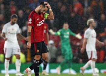 KAPTEN Manchester United, Bruno Fernandes meratapi nasib pasukannya yang kalah 2-3 kepada Galatasaray dalam saingan Kumpulan A, Liga Juara-Juara di Old Trafford semalam. – APF