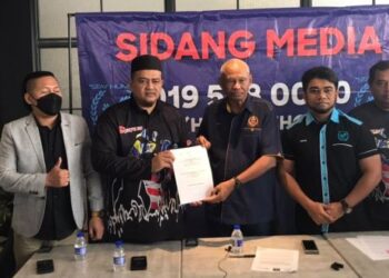 MUSA Hassan (tengah) bersama Presiden Persatuan Kebajikan Surplus Pulau Pinang, Mohd. Sophian Mohd. Zain (tiga dari kiri) memegang memorandum kerjasama WHO dengan Surplus untuk bendung pelarian pada sidang akhbar di Haskeen Coffee Sungai Besi, hari ini. Hadir sama Setiausaha Agung Pertubuhan Kemanusiaan Masyarakat Antarabangsa Malaysia (MHO), Datuk Hishamuddin Hashim (tiga dari kanan). - UTUSAN/YASMIN NATASHA HAIRUL