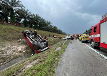 KEADAAN kereta dinaiki tiga Muslimat Pas Sungai Petani yang dirempuh kereta Toyota Altis yang terbabas Kilometer 389, Lebuh Raya Utara-Selatan arah utara di Tanjung Malim hari ini. - UTUSAN