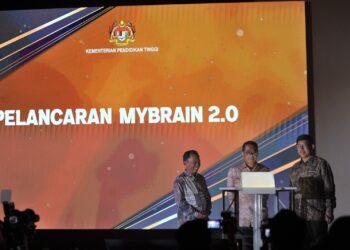 MOHAMED Khaled Nordin ketika melancarkan Program MyBrain 2.0 di KPT, Putrajaya. - UTUSAN/FAIZ ALIF ZUBIR
