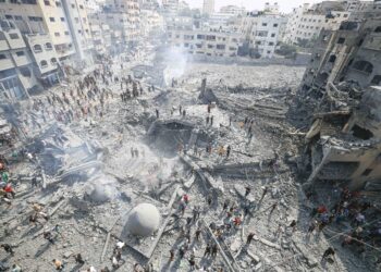 SALAH sebuah masjid di Gaza yang musnah dan mengorbankan ratusan orang awam dalam serangan udara Israel di Palestin, kelmarin. – AFP