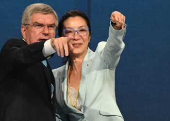 MICHELLE Yeoh (kanan) bersama Presiden IOC, Thomas Bach selepas dipilih menjadi Ahli IOC di Mumbai, India hari ini. - AFP