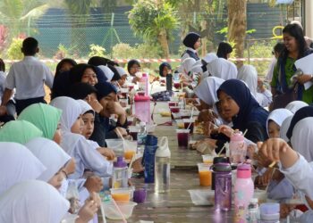 Pelajar Sekolah Kebangsaan Keledang Jaya, Nibong Tebal menikmati makanan yang dijual di kantin ketika sesi rehat.
–  MINGGUAN/IQBAL HAMDAN