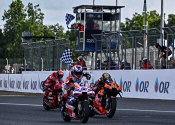 Jorge Martin (tengah) meluncur ke garisan penamat menewaskan pencabarnya Francesco Bagnaia (kiri) di litar Buriram, Thailand hari ini. - AFP