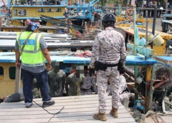 ANGGOTA pasukan keselamatan membuat pemeriksaan di sebuah bot dalam Op MarDOF di perairan Perak bermula 30 September lalu hingga semalam. - UTUSAN/IHSAN MARITIM MALAYSIA