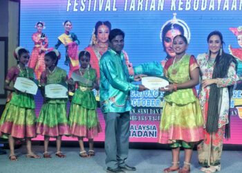 T. KUMARASAMY menyampaikan sijil kepada salah seorang penari yang menyertai  Festival Tarian Kebudayaan (FTB) 2023 yang diadakan di Kelab Diraja Sungei Ujong, Seremban hari ini.-UTUSAN/MOHD. SHAHJEHAN MAAMIN.