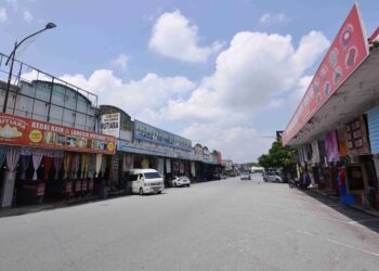 KEADAAN lengang tanpa kehadiran ramai pengunjung di Pusat Perniagaan Nilai 3. -UTUSAN/MOHD. SHAHJEHAN MAAMIN