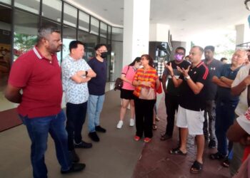 J. Arul Kumar (kiri) ketika bertemu pembeli-pembeli unit kediaman sebuah pangsapuri perkhidmatan di Seremban 3, Seremban yang menghadapi masalah bekalan elektrik di pangsapuri tersebut.-UTUSAN/BADRUL HAFIZAN MAT ISA