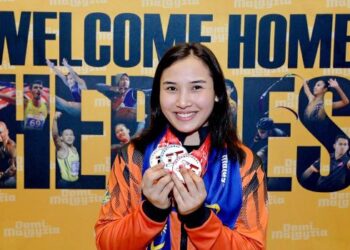Natasha Roslan menunjukkan pingat emas, perak dan gangsa yang dimenangi dalam Kejohanan Boling Dunia di Kuwait minggu lalu sebaik sahaja tiba di Lapangan Terbang Antarabangsa Kuala Lumpur, Sepang kelmarin. – IHSAN MAJLIS SUKAN NEGARA